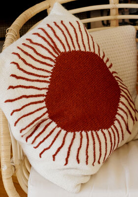 KISSENHÜLLE MIT EINGESTRICKTER SONNE Alta Moda Alpaca von Lana Grossa