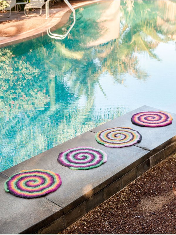 Lana Grossa SITZKISSEN IM VIERFARBIGEN SPIRALMUSTER Feltro