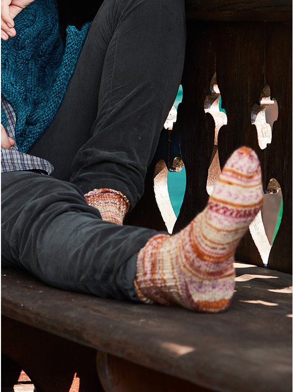 SOCKEN MIT JOJO-FERSE UND GEMUSTERTEM BÜNDCHEN Meilenweit Staccato von Lana Grossa