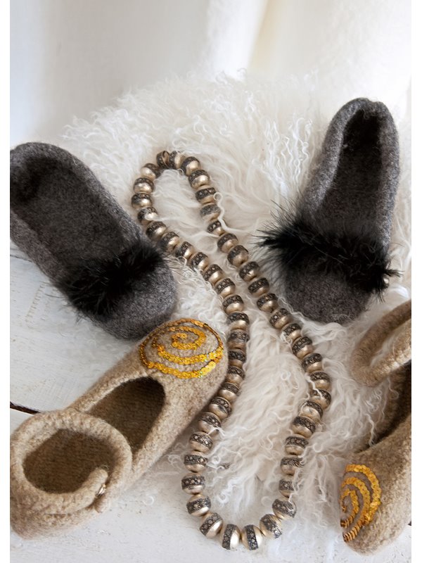 HAUSSCHUHE MIT FEDERBOA Feltro von Lana Grossa